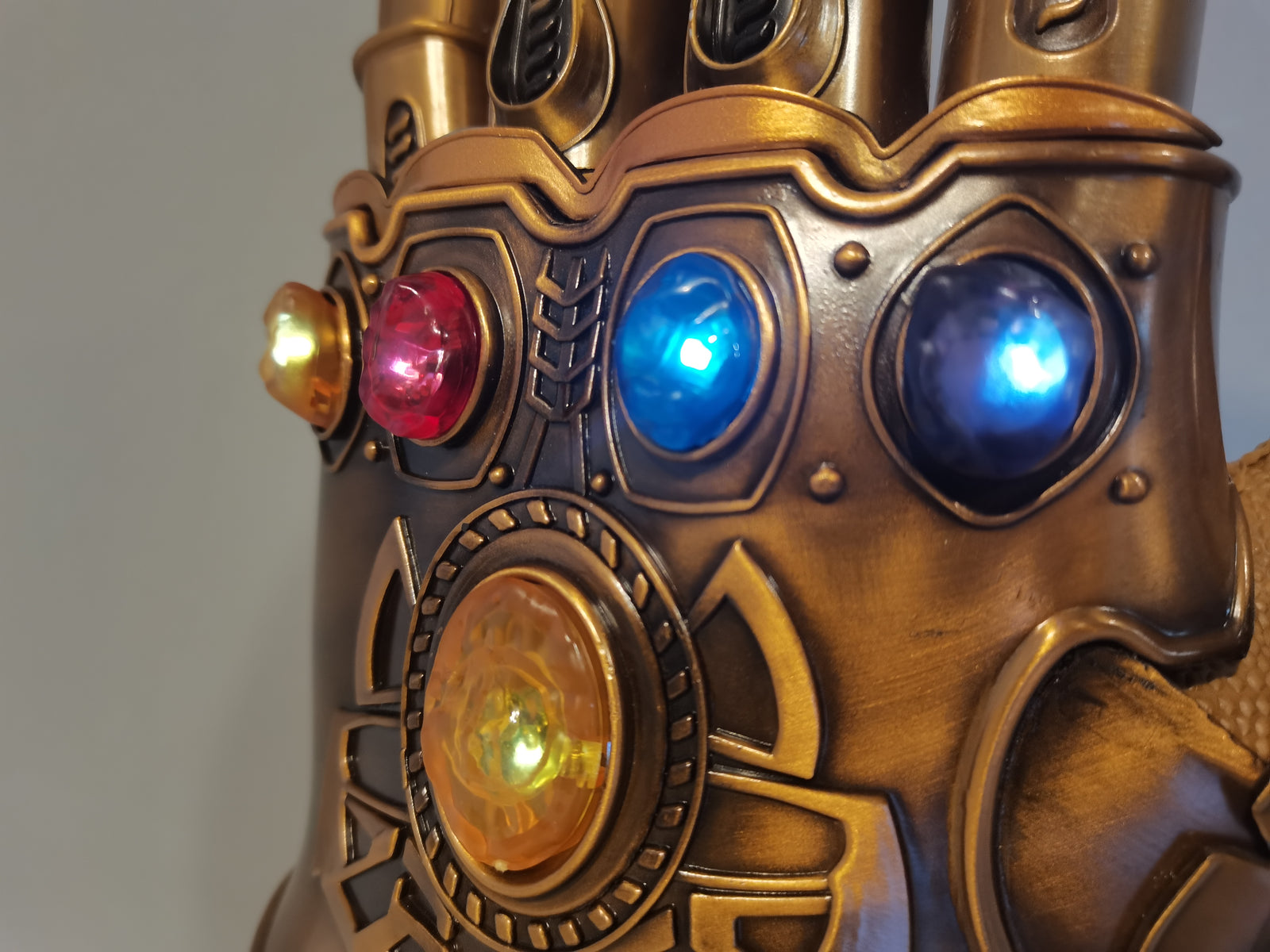 thanos handschuh metall Thanos Infinity Metal Glove with LED lights and a Stand